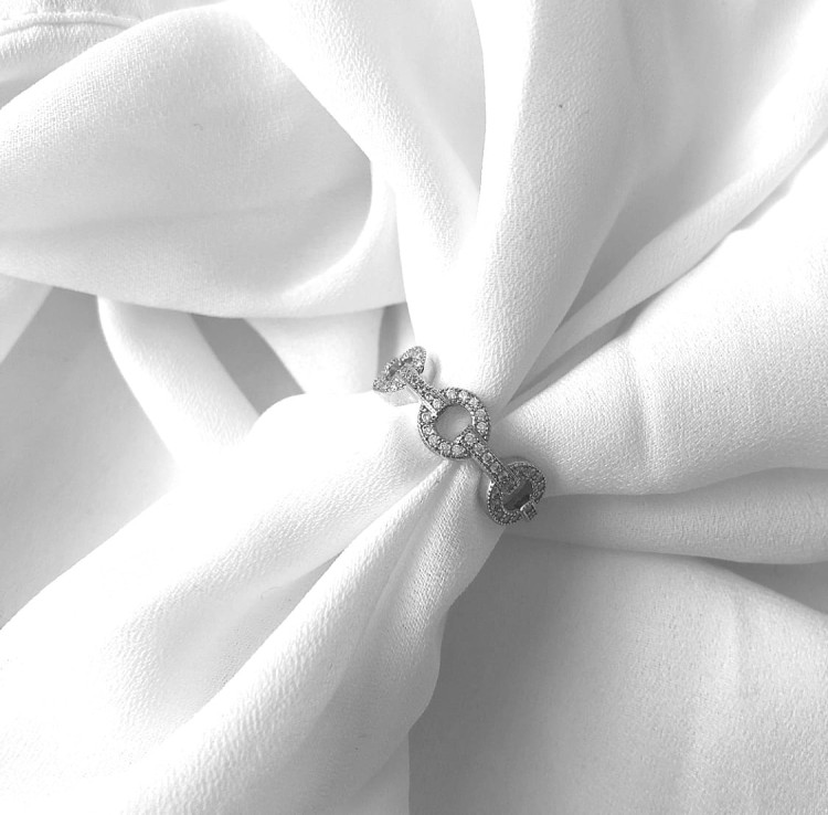 Srebrny pierścionek trzy koła z cyrkoniami