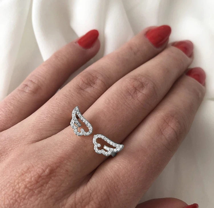 Srebrny  pierścionek skrzydła z cyrkoniami