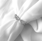 Srebrny  pierścionek skrzydła z cyrkoniami