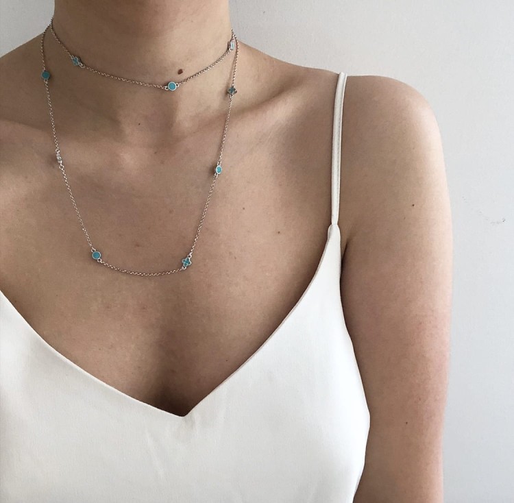 Srebrny naszyjnik długi koło i koniczyna z niebieską emalią