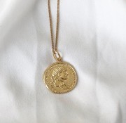 Srebrny pozłacany naszyjnik długi z monetą