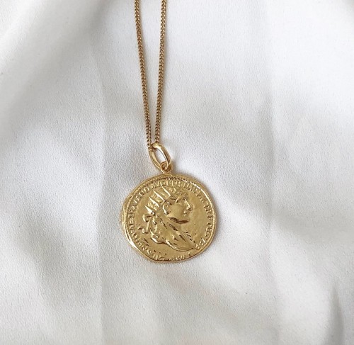 Srebrny pozłacany naszyjnik długi z monetą