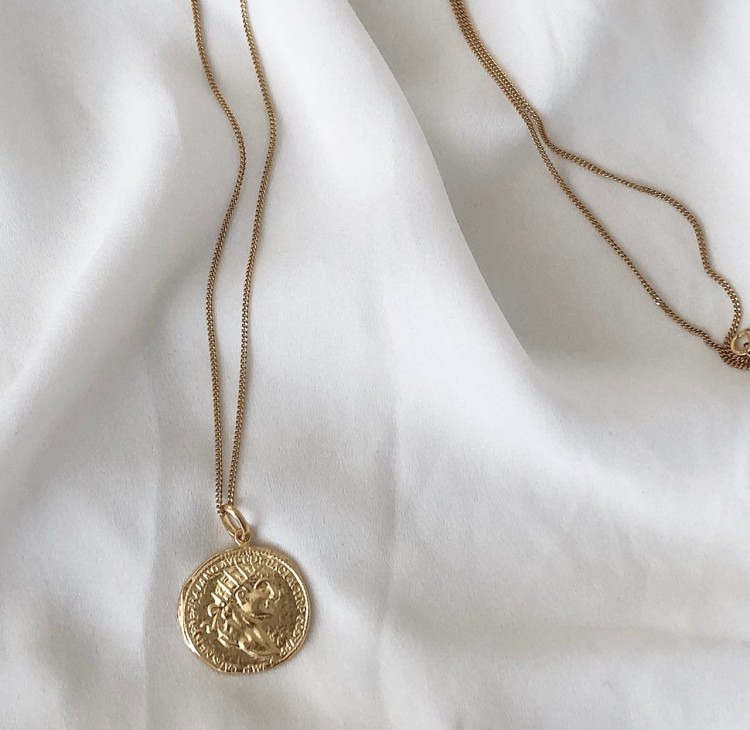 Srebrny pozłacany naszyjnik długi z monetą