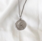 Srebrny naszyjnik długi z monetą