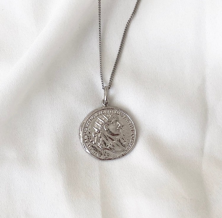 Srebrny naszyjnik długi z monetą