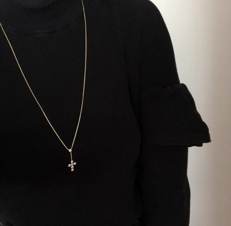 Srebrny pozłacany naszyjnik krawatka z krzyżem i cyrkoniami długi