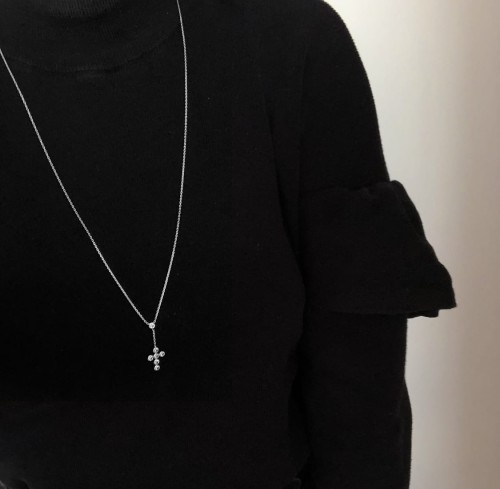 Srebrny naszyjnik krawatka z krzyżem i cyrkoniami długi