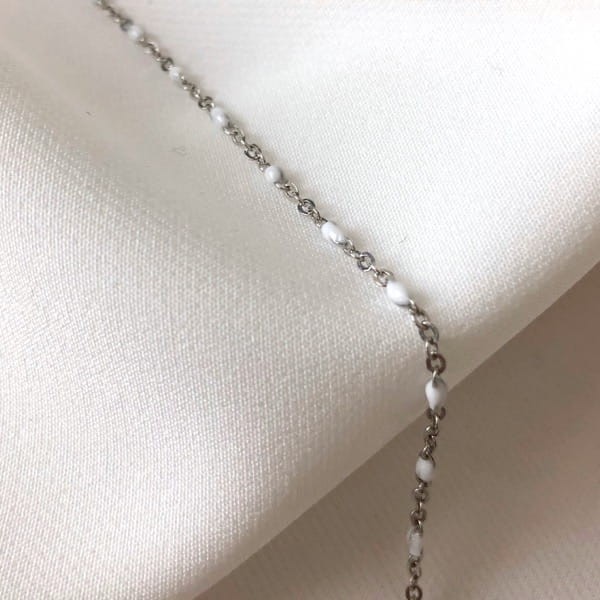 Srebrny naszyjnik z białą emalią