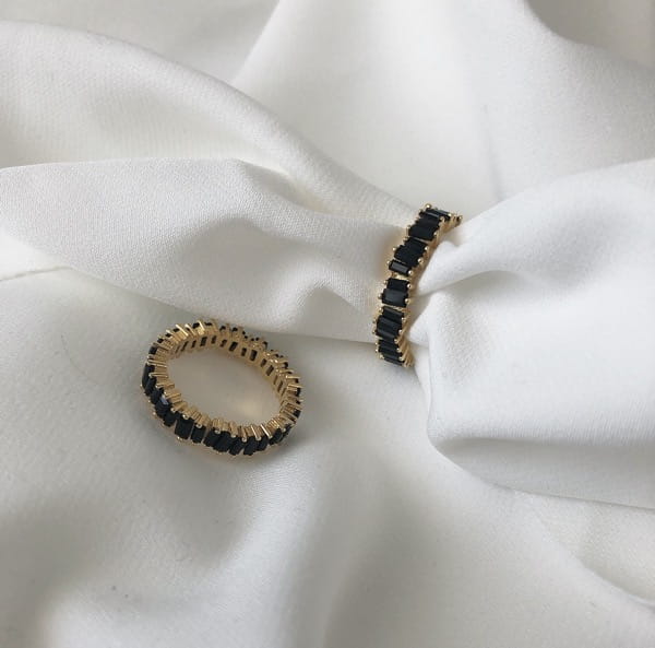 Srebrny pozłacany pierścionek obrączka z czarnymi cyrkoniami